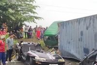 Foto Kecelakaan lalu lintas melibatkan truk kontainer dengan mobil sedan hitam di Karawang