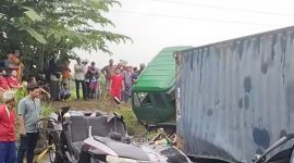 Foto Kecelakaan lalu lintas melibatkan truk kontainer dengan mobil sedan hitam di Karawang