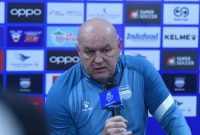 Pelatih Bojan Hodak memimpin Persib Bandung. Maung Bandung kokoh di puncak klasemen dengan pertahanan terbaik liga dan peluang besar mengunci gelar musim ini.

Sentuhan taktik Hodak menjadi fondasi konsistensi Persib sepanjang musim. Dengan 13 laga tersisa, strategi rotasi dan disiplin lini belakang yang ia bangun akan menjadi penentu apakah trofi kembali ke Kota Bandung. Foto: persib.co.id