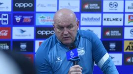 Pelatih Bojan Hodak memimpin Persib Bandung. Maung Bandung kokoh di puncak klasemen dengan pertahanan terbaik liga dan peluang besar mengunci gelar musim ini.

Sentuhan taktik Hodak menjadi fondasi konsistensi Persib sepanjang musim. Dengan 13 laga tersisa, strategi rotasi dan disiplin lini belakang yang ia bangun akan menjadi penentu apakah trofi kembali ke Kota Bandung. Foto: persib.co.id