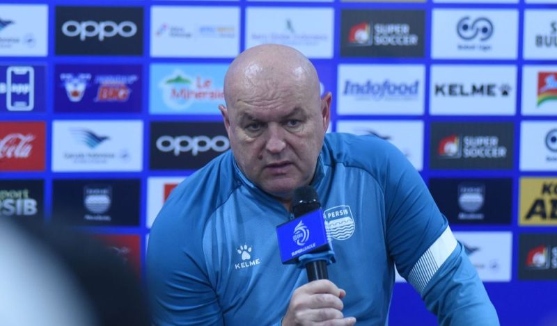 Pelatih Bojan Hodak memimpin Persib Bandung. Maung Bandung kokoh di puncak klasemen dengan pertahanan terbaik liga dan peluang besar mengunci gelar musim ini.

Sentuhan taktik Hodak menjadi fondasi konsistensi Persib sepanjang musim. Dengan 13 laga tersisa, strategi rotasi dan disiplin lini belakang yang ia bangun akan menjadi penentu apakah trofi kembali ke Kota Bandung. Foto: persib.co.id