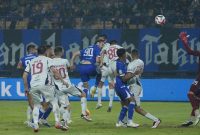 Sundulan penyerang Persib Bandung, Andrew Jung, ke gawang Persita Tangerang pada laga BRI Super League 2025/2026 di Stadion Gelora Bandung Lautan Api (GBLA), Bandung, Minggu (22/2/2026) memastikan kemenangan 1–0 bagi Maung Bandung. Foto: persib.co.id