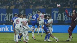 Sundulan penyerang Persib Bandung, Andrew Jung, ke gawang Persita Tangerang pada laga BRI Super League 2025/2026 di Stadion Gelora Bandung Lautan Api (GBLA), Bandung, Minggu (22/2/2026) memastikan kemenangan 1–0 bagi Maung Bandung. Foto: persib.co.id