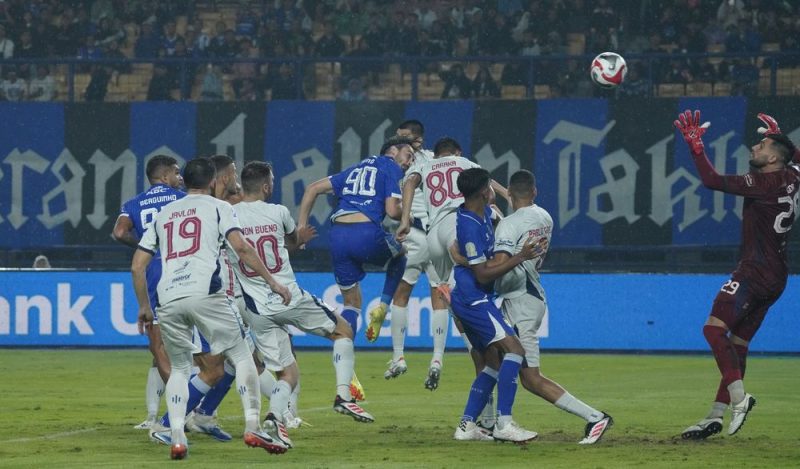 Sundulan penyerang Persib Bandung, Andrew Jung, ke gawang Persita Tangerang pada laga BRI Super League 2025/2026 di Stadion Gelora Bandung Lautan Api (GBLA), Bandung, Minggu (22/2/2026) memastikan kemenangan 1–0 bagi Maung Bandung. Foto: persib.co.id