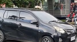Aksi pengemudi Toyota Calya melaju ugal-ugalan di Jalan Gunung Sahari, Jakarta Pusat, viral di media sosial. Foto : Istimewa