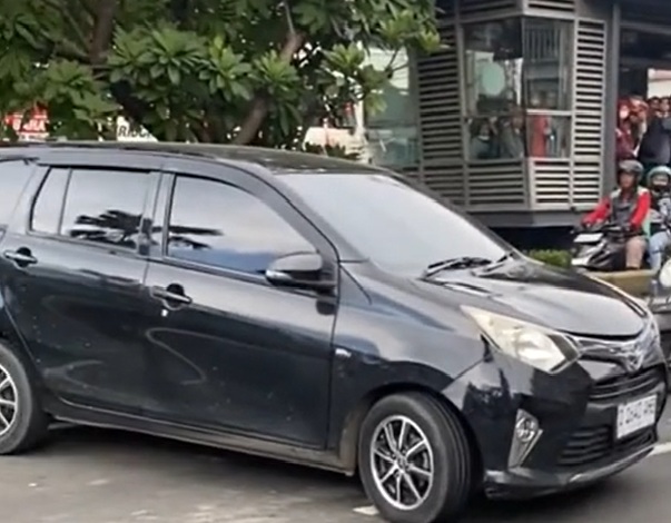 Aksi pengemudi Toyota Calya melaju ugal-ugalan di Jalan Gunung Sahari, Jakarta Pusat, viral di media sosial. Foto : Istimewa