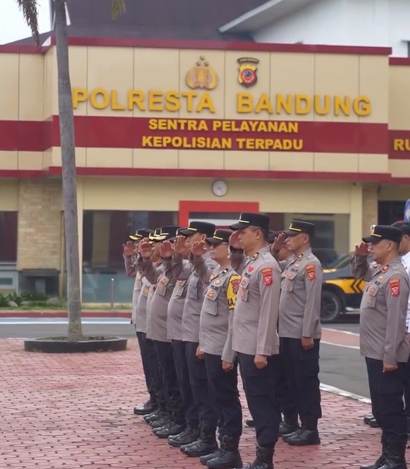 Polresta Bandung gelar Apel Gelar Pasukan Operasi Keselamatan Lodaya 2026 di Mapolresta Bandung, Senin (2/2/2026) Foto SC @polrestabandung