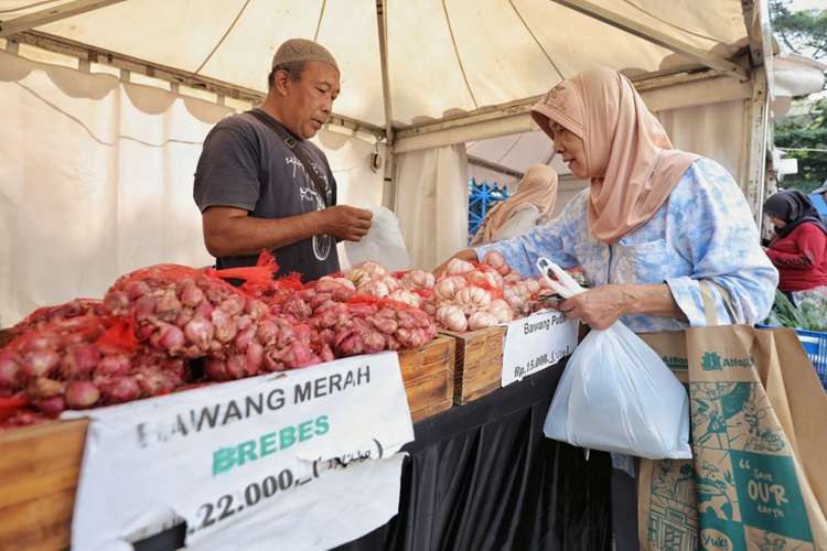 Dinas Perdagangan dan Perindustrian (Disdagin) Kota Bandung akan menggelar Bazar Murah Utama (Bazmut) di seluruh kecamatan sebagai langkah konkret Pemerintah Kota Bandung dalam menekan lonjakan harga kebutuhan pokok menjelang Bulan Suci Ramadan hingga Hari Raya Idulfitri 1447 Hijriah. Foto: jabarprov.go.id
