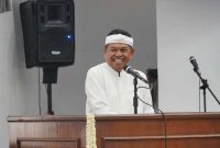 Gubernur Jawa Barat Dedi Mulyadi memberikan sambutan dalam acara silaturahmi dan buka puasa bersama keluarga besar HMI dan KAHMI se-Jawa Barat di Gedung Pakuan, Kota Bandung, Jumat (6/3/2026). Dalam kesempatan tersebut ia menekankan pentingnya memperkuat identitas bangsa dan budaya daerah dalam pembangunan. Foto: Humas Jabar