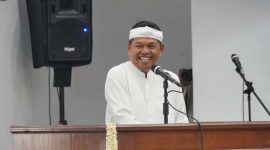 Gubernur Jawa Barat Dedi Mulyadi memberikan sambutan dalam acara silaturahmi dan buka puasa bersama keluarga besar HMI dan KAHMI se-Jawa Barat di Gedung Pakuan, Kota Bandung, Jumat (6/3/2026). Dalam kesempatan tersebut ia menekankan pentingnya memperkuat identitas bangsa dan budaya daerah dalam pembangunan. Foto: Humas Jabar