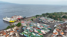 Antrean di Pelabuhan Ketapang, Butuh Berjam-jam Sampai Naik Kapal (Foto Denpost)