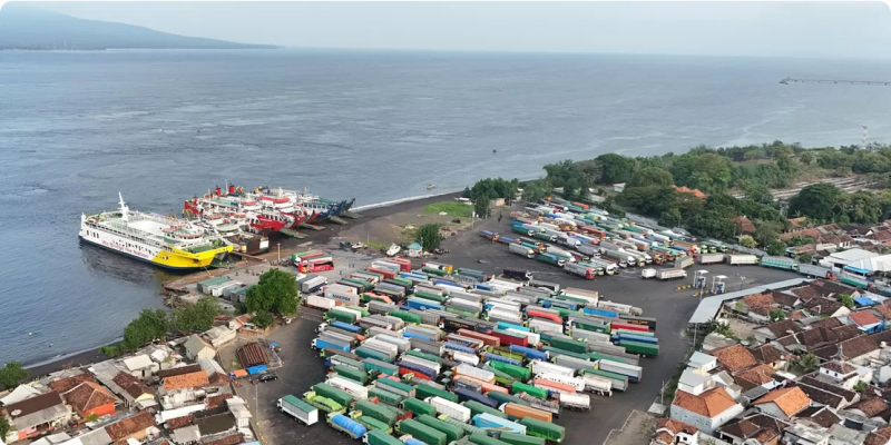 Antrean di Pelabuhan Ketapang, Butuh Berjam-jam Sampai Naik Kapal (Foto Denpost)