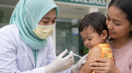 Petugas kesehatan memberikan imunisasi campak kepada balita. Dinas Kesehatan Jabar mengimbau masyarakat melengkapi imunisasi anak sebelum mudik Idulfitri untuk mencegah penularan campak. Foto: Ilustrasi