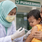 Petugas kesehatan memberikan imunisasi campak kepada balita. Dinas Kesehatan Jabar mengimbau masyarakat melengkapi imunisasi anak sebelum mudik Idulfitri untuk mencegah penularan campak. Foto: Ilustrasi