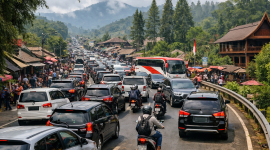 Kepadatan kendaraan terlihat di jalur menuju kawasan wisata Lembang, Kabupaten Bandung Barat, saat H+3 Idul Fitri 2026. Dinas Perhubungan Jawa Barat mencatat lonjakan volume kendaraan di sejumlah destinasi wisata populer. Foto: Ilustrasi