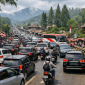 Kepadatan kendaraan terlihat di jalur menuju kawasan wisata Lembang, Kabupaten Bandung Barat, saat H+3 Idul Fitri 2026. Dinas Perhubungan Jawa Barat mencatat lonjakan volume kendaraan di sejumlah destinasi wisata populer. Foto: Ilustrasi