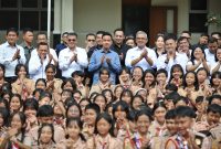 Wakil Presiden RI Gibran Rakabuming Raka didampingi Wakil Gubernur Jawa Barat Erwan Setiawan dan Walikota Bandung Muhammad Farhan meninjau kegiatan ekstrakurikuler e-sport dan karya teknologi berbasis IoT siswa di SMP Santa Yusuf, Kota Bandung, Rabu (4/3/2026). Kunjungan tersebut mendorong siswa mengembangkan talenta digital dan mengikuti kompetisi teknologi. Foto: Humas Jabar