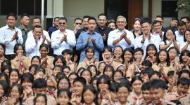 Wakil Presiden RI Gibran Rakabuming Raka didampingi Wakil Gubernur Jawa Barat Erwan Setiawan dan Walikota Bandung Muhammad Farhan meninjau kegiatan ekstrakurikuler e-sport dan karya teknologi berbasis IoT siswa di SMP Santa Yusuf, Kota Bandung, Rabu (4/3/2026). Kunjungan tersebut mendorong siswa mengembangkan talenta digital dan mengikuti kompetisi teknologi. Foto: Humas Jabar
