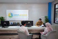 Petugas Disnakertrans Jawa Barat memberikan pelayanan konsultasi kepada pekerja di posko pengaduan Tunjangan Hari Raya (THR) di Kantor Disnakertrans Jabar, Kota Bandung. Posko tersebut dibuka untuk menerima laporan pekerja terkait pembayaran THR menjelang Idulfitri 2026. Foto: Humas Jabar