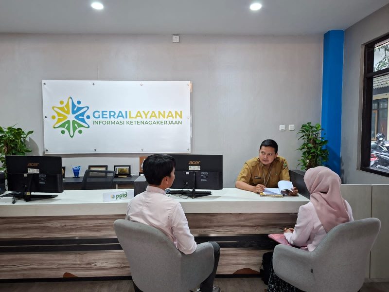 Petugas Disnakertrans Jawa Barat memberikan pelayanan konsultasi kepada pekerja di posko pengaduan Tunjangan Hari Raya (THR) di Kantor Disnakertrans Jabar, Kota Bandung. Posko tersebut dibuka untuk menerima laporan pekerja terkait pembayaran THR menjelang Idulfitri 2026. Foto: Humas Jabar