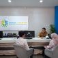 Petugas Disnakertrans Jawa Barat memberikan pelayanan konsultasi kepada pekerja di posko pengaduan Tunjangan Hari Raya (THR) di Kantor Disnakertrans Jabar, Kota Bandung. Posko tersebut dibuka untuk menerima laporan pekerja terkait pembayaran THR menjelang Idulfitri 2026. Foto: Humas Jabar