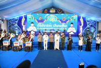 Kapolri Jenderal Listyo Sigit Prabowo bersama Gubernur Jawa Barat Dedi Mulyadi menghadiri kegiatan Safari Ramadan dan peresmian program Rutilahu di Lapangan Apel Mapolda Jawa Barat, Bandung, Rabu (4/3/2026). Dalam kesempatan tersebut Kapolri mengapresiasi kebijakan larangan siswa membawa sepeda motor ke sekolah. Foto: Humas Jabar