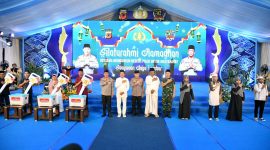 Kapolri Jenderal Listyo Sigit Prabowo bersama Gubernur Jawa Barat Dedi Mulyadi menghadiri kegiatan Safari Ramadan dan peresmian program Rutilahu di Lapangan Apel Mapolda Jawa Barat, Bandung, Rabu (4/3/2026). Dalam kesempatan tersebut Kapolri mengapresiasi kebijakan larangan siswa membawa sepeda motor ke sekolah. Foto: Humas Jabar