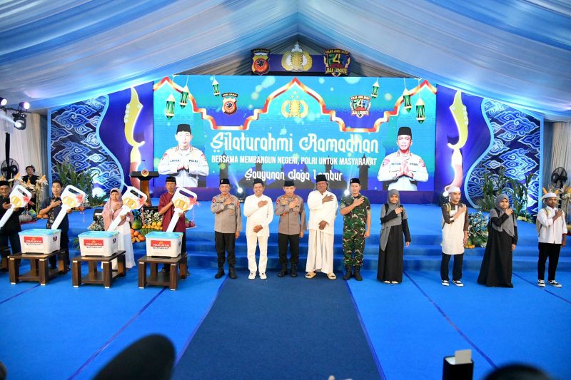 Kapolri Jenderal Listyo Sigit Prabowo bersama Gubernur Jawa Barat Dedi Mulyadi menghadiri kegiatan Safari Ramadan dan peresmian program Rutilahu di Lapangan Apel Mapolda Jawa Barat, Bandung, Rabu (4/3/2026). Dalam kesempatan tersebut Kapolri mengapresiasi kebijakan larangan siswa membawa sepeda motor ke sekolah. Foto: Humas Jabar