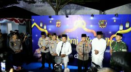 Gubernur Jawa Barat Dedi Mulyadi bersama Kapolri Jenderal Listyo Sigit Prabowo menghadiri acara buka puasa bersama dan silaturahmi dengan elemen masyarakat di halaman Mapolda Jawa Barat, Bandung, Rabu (4/3/2026). Kegiatan tersebut juga membahas kesiapan pengamanan arus mudik Lebaran serta penyerahan simbolis kunci rumah program Rutilahu. Foto: Humas Jabar