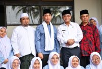 Wakil Presiden RI Gibran Rakabuming Raka didampingi Wakil Gubernur Jawa Barat Erwan Setiawan meninjau kegiatan Workshop AI Ready ASEAN di SMP Plus Muthahari, Kabupaten Bandung, Rabu (4/3/2026), yang diikuti ratusan siswa untuk meningkatkan literasi kecerdasan artifisial dan teknologi digital. Foto: Humas Jabar