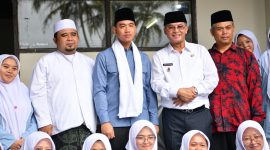 Wakil Presiden RI Gibran Rakabuming Raka didampingi Wakil Gubernur Jawa Barat Erwan Setiawan meninjau kegiatan Workshop AI Ready ASEAN di SMP Plus Muthahari, Kabupaten Bandung, Rabu (4/3/2026), yang diikuti ratusan siswa untuk meningkatkan literasi kecerdasan artifisial dan teknologi digital. Foto: Humas Jabar