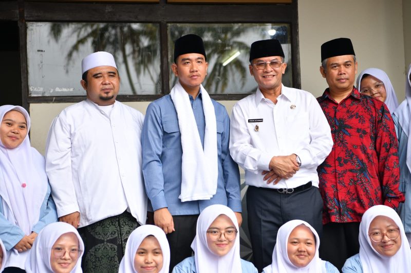 Wakil Presiden RI Gibran Rakabuming Raka didampingi Wakil Gubernur Jawa Barat Erwan Setiawan meninjau kegiatan Workshop AI Ready ASEAN di SMP Plus Muthahari, Kabupaten Bandung, Rabu (4/3/2026), yang diikuti ratusan siswa untuk meningkatkan literasi kecerdasan artifisial dan teknologi digital. Foto: Humas Jabar