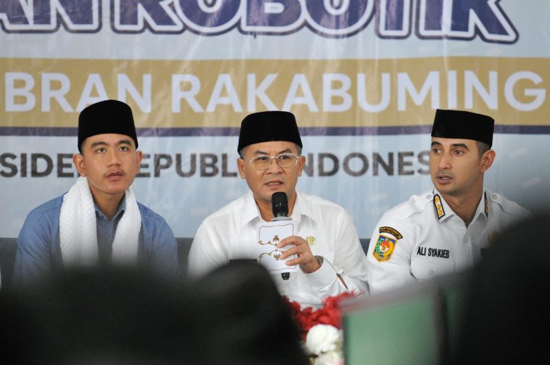 Wakil Presiden RI Gibran Rakabuming Raka didampingi Wakil Gubernur Jawa Barat Erwan Setiawan meninjau proyek robotik dan pelatihan kecerdasan artifisial bagi santri di Pondok Pesantren Baitul Arqom Al-Islami, Kabupaten Bandung, Rabu (4/3/2026). Kegiatan tersebut mendorong santri agar adaptif terhadap perkembangan teknologi digital. Foto: Humas Jabar