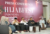 Wakil Gubernur Jawa Barat Erwan Setiawan memberikan keterangan kepada media saat konferensi pers kegiatan Hijabfest x Jabar Halal Fair 2026 di Sabuga ITB, Bandung, Sabtu (7/3/2026). Ia menegaskan Jawa Barat berpotensi menjadi pionir pengembangan ekonomi syariah dan industri halal di tingkat nasional maupun global. Foto: Humas Jabar