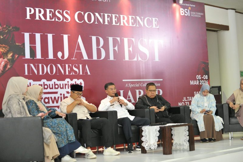 Wakil Gubernur Jawa Barat Erwan Setiawan memberikan keterangan kepada media saat konferensi pers kegiatan Hijabfest x Jabar Halal Fair 2026 di Sabuga ITB, Bandung, Sabtu (7/3/2026). Ia menegaskan Jawa Barat berpotensi menjadi pionir pengembangan ekonomi syariah dan industri halal di tingkat nasional maupun global. Foto: Humas Jabar