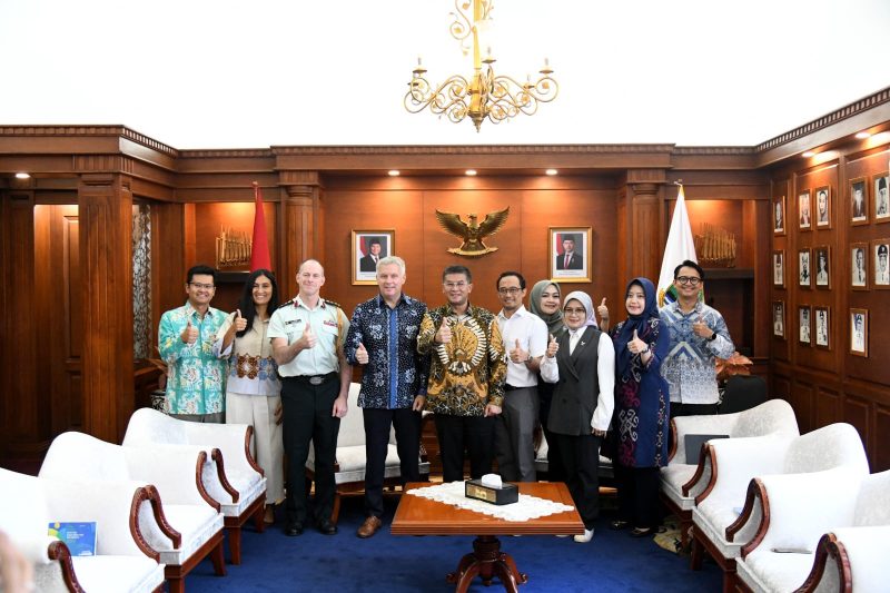 Wakil Gubernur Jawa Barat Erwan Setiawan menerima kunjungan Duta Besar Kanada untuk Indonesia Jess Dutton di Gedung Sate, Bandung, Rabu (11/3/2026). Pertemuan tersebut membahas peluang investasi serta kerja sama pendidikan dan teknologi antara Kanada dan Jawa Barat. Foto: Humas Jabar