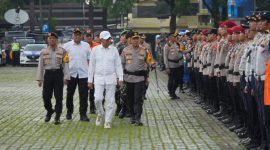 Gubernur Jawa Barat Dedi Mulyadi memeriksa kesiapan pasukan dalam Apel Gelar Pasukan Operasi Ketupat Lodaya 2026 di Mapolda Jawa Barat, Kamis (12/3/2026). Pemprov Jabar mulai mencairkan kompensasi bagi sopir angkot, becak, dan andong yang diliburkan selama arus mudik dan balik Idulfitri. Foto: Humas Jabar