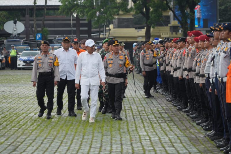 Gubernur Jawa Barat Dedi Mulyadi memeriksa kesiapan pasukan dalam Apel Gelar Pasukan Operasi Ketupat Lodaya 2026 di Mapolda Jawa Barat, Kamis (12/3/2026). Pemprov Jabar mulai mencairkan kompensasi bagi sopir angkot, becak, dan andong yang diliburkan selama arus mudik dan balik Idulfitri. Foto: Humas Jabar
