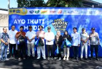 Wakil Gubernur Jawa Barat Erwan Setiawan melepas keberangkatan peserta program Mudik Gratis Provinsi Jawa Barat Tahun 2026 di Terminal Leuwipanjang, Kota Bandung, Jumat (13/3/2026). Sebanyak 3.000 pemudik diberangkatkan menggunakan puluhan bus menuju berbagai daerah tujuan. Foto: Humas Jabar