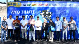 Wakil Gubernur Jawa Barat Erwan Setiawan melepas keberangkatan peserta program Mudik Gratis Provinsi Jawa Barat Tahun 2026 di Terminal Leuwipanjang, Kota Bandung, Jumat (13/3/2026). Sebanyak 3.000 pemudik diberangkatkan menggunakan puluhan bus menuju berbagai daerah tujuan. Foto: Humas Jabar