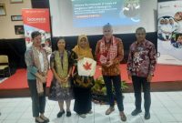 Duta Besar Kanada untuk Indonesia, Jess Dutton meninjau program pemberian suplemen penambah darah bagi remaja putri di SMPN 43 Kota Bandung, Jumat (13/3/2026). Program ini merupakan kolaborasi Kanada dan Pemerintah Provinsi Jawa Barat untuk menekan angka anemia pada remaja putri. Foto: Humas Jabar