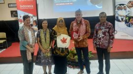 Duta Besar Kanada untuk Indonesia, Jess Dutton meninjau program pemberian suplemen penambah darah bagi remaja putri di SMPN 43 Kota Bandung, Jumat (13/3/2026). Program ini merupakan kolaborasi Kanada dan Pemerintah Provinsi Jawa Barat untuk menekan angka anemia pada remaja putri. Foto: Humas Jabar