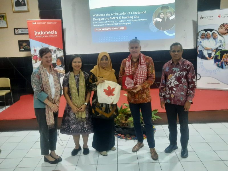 Duta Besar Kanada untuk Indonesia, Jess Dutton meninjau program pemberian suplemen penambah darah bagi remaja putri di SMPN 43 Kota Bandung, Jumat (13/3/2026). Program ini merupakan kolaborasi Kanada dan Pemerintah Provinsi Jawa Barat untuk menekan angka anemia pada remaja putri. Foto: Humas Jabar