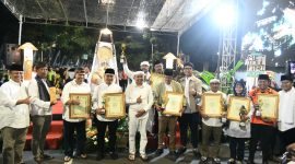 Gubernur Jawa Barat Dedi Mulyadi menyerahkan hadiah untuk para pemenang Festival Dulag Istimewa 1447 H/2026 M di halaman Gedung Sate, Kota Bandung, Jumat (20/3/2026). Kegiatan ini digelar untuk melestarikan tradisi beduk sekaligus mempererat silaturahmi masyarakat Jawa Barat. Foto: Humas Jabar