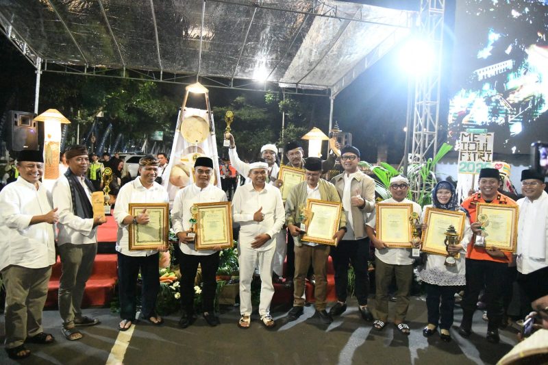 Gubernur Jawa Barat Dedi Mulyadi menyerahkan hadiah untuk para pemenang Festival Dulag Istimewa 1447 H/2026 M di halaman Gedung Sate, Kota Bandung, Jumat (20/3/2026). Kegiatan ini digelar untuk melestarikan tradisi beduk sekaligus mempererat silaturahmi masyarakat Jawa Barat. Foto: Humas Jabar