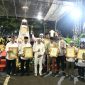 Gubernur Jawa Barat Dedi Mulyadi menyerahkan hadiah untuk para pemenang Festival Dulag Istimewa 1447 H/2026 M di halaman Gedung Sate, Kota Bandung, Jumat (20/3/2026). Kegiatan ini digelar untuk melestarikan tradisi beduk sekaligus mempererat silaturahmi masyarakat Jawa Barat. Foto: Humas Jabar