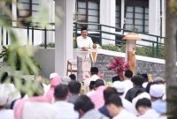 Gubernur Jawa Barat Dedi Mulyadi menyampaikan sambutan dalam momen Shalat Idul Fitri 1447 H di halaman Gedung Sate, Kota Bandung, Sabtu (21/3/2026). Dalam kesempatan tersebut ia menyampaikan permohonan maaf kepada masyarakat atas layanan pemerintah yang belum maksimal. Foto: Humas Jabar