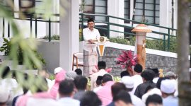 Gubernur Jawa Barat Dedi Mulyadi menyampaikan sambutan dalam momen Shalat Idul Fitri 1447 H di halaman Gedung Sate, Kota Bandung, Sabtu (21/3/2026). Dalam kesempatan tersebut ia menyampaikan permohonan maaf kepada masyarakat atas layanan pemerintah yang belum maksimal. Foto: Humas Jabar