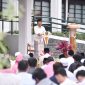 Gubernur Jawa Barat Dedi Mulyadi menyampaikan sambutan dalam momen Shalat Idul Fitri 1447 H di halaman Gedung Sate, Kota Bandung, Sabtu (21/3/2026). Dalam kesempatan tersebut ia menyampaikan permohonan maaf kepada masyarakat atas layanan pemerintah yang belum maksimal. Foto: Humas Jabar