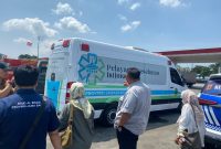 Petugas kesehatan memberikan pelayanan pemeriksaan kepada pemudik di mobil layanan kesehatan di rest area tol wilayah Karawang. Dinas Kesehatan Jawa Barat menyiagakan 12 unit mobil layanan kesehatan untuk melayani pemudik selama Idul Fitri 2026. Foto: Humas Jabar